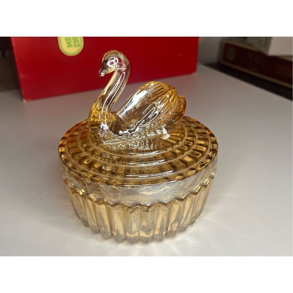 Jeannette Swan on glass dish pink - Picture 11 of 15